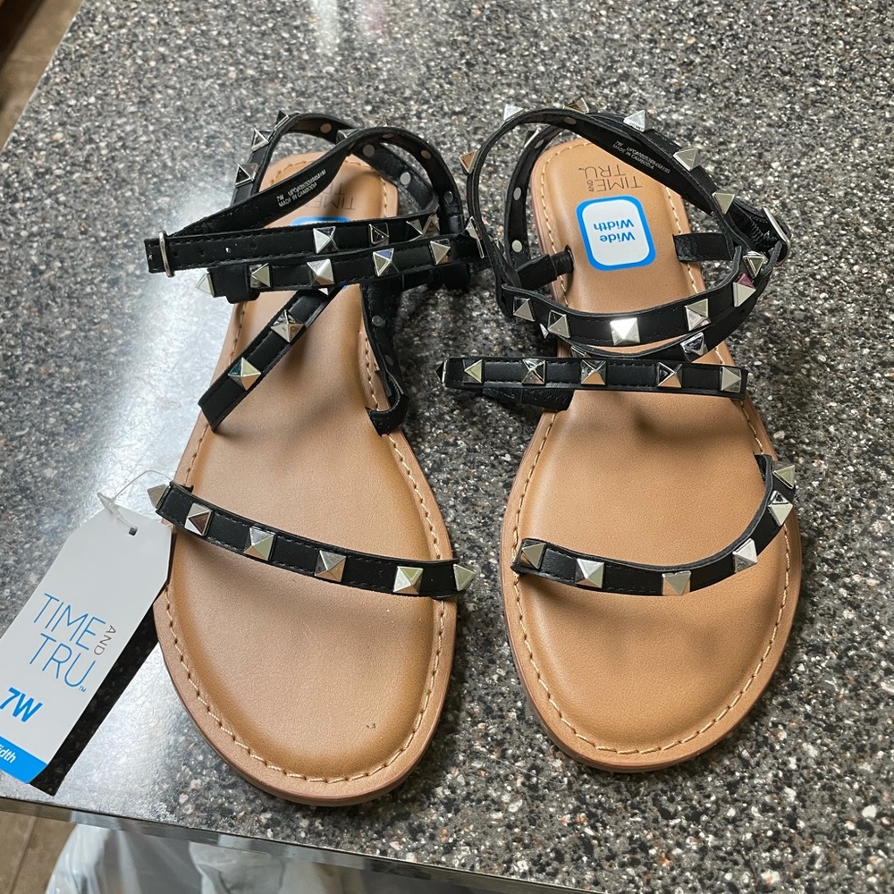 Black sandals size 7W